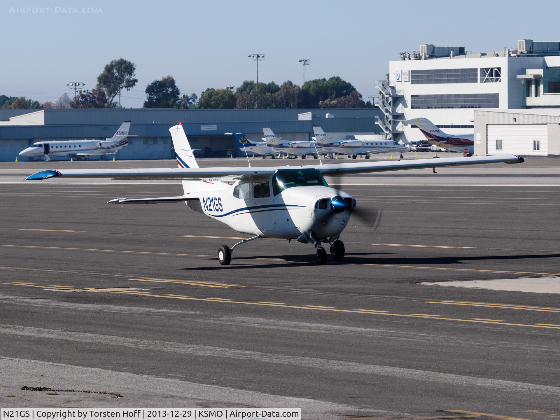N21GS, 1973 Cessna T210L Turbo Centurion C/N 21059967, N21GS taxiing