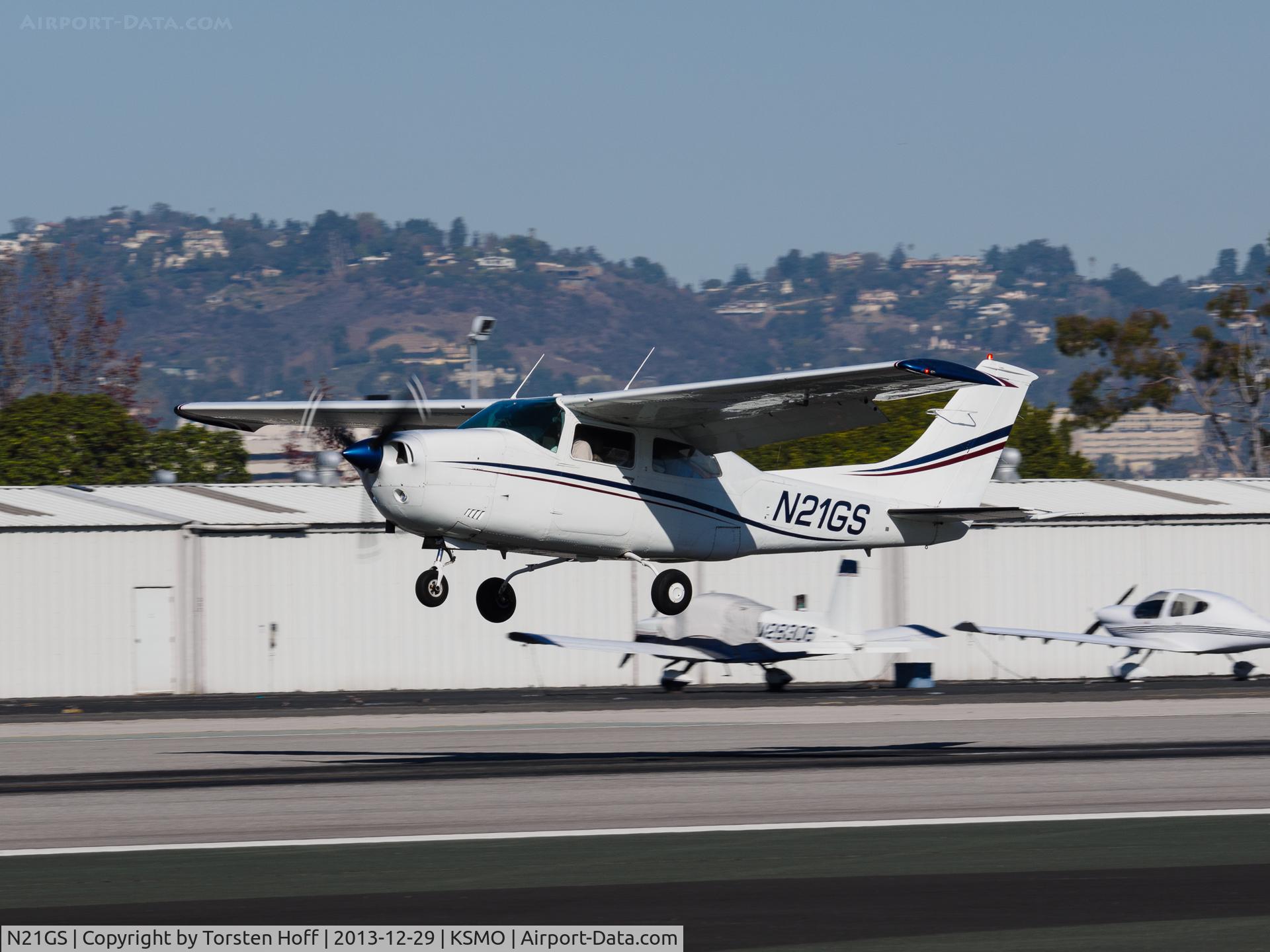 N21GS, 1973 Cessna T210L Turbo Centurion C/N 21059967, N21GS arriving on RWY 21