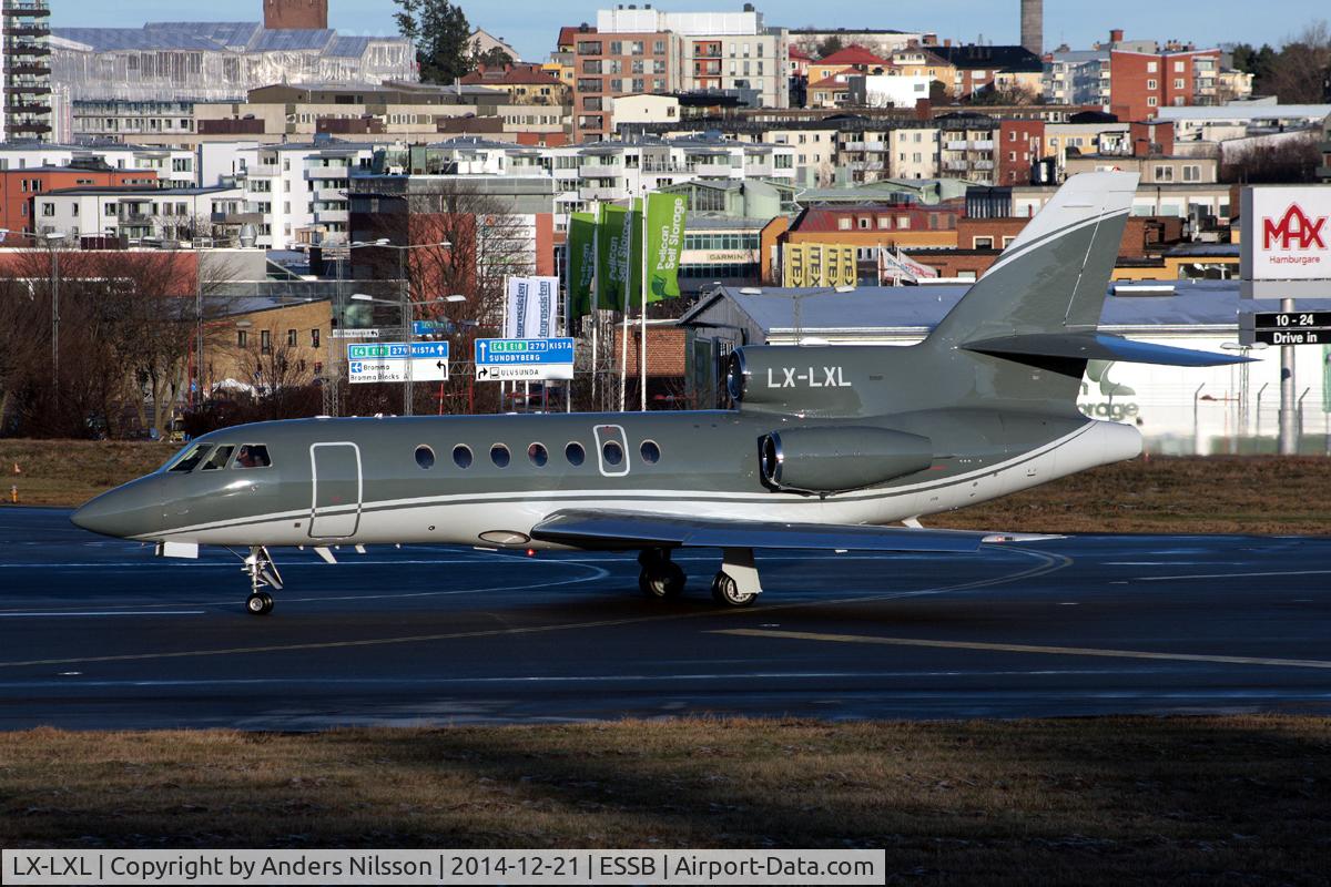 LX-LXL, 2001 Dassault Falcon 50EX C/N 315, Lining up runway 30.