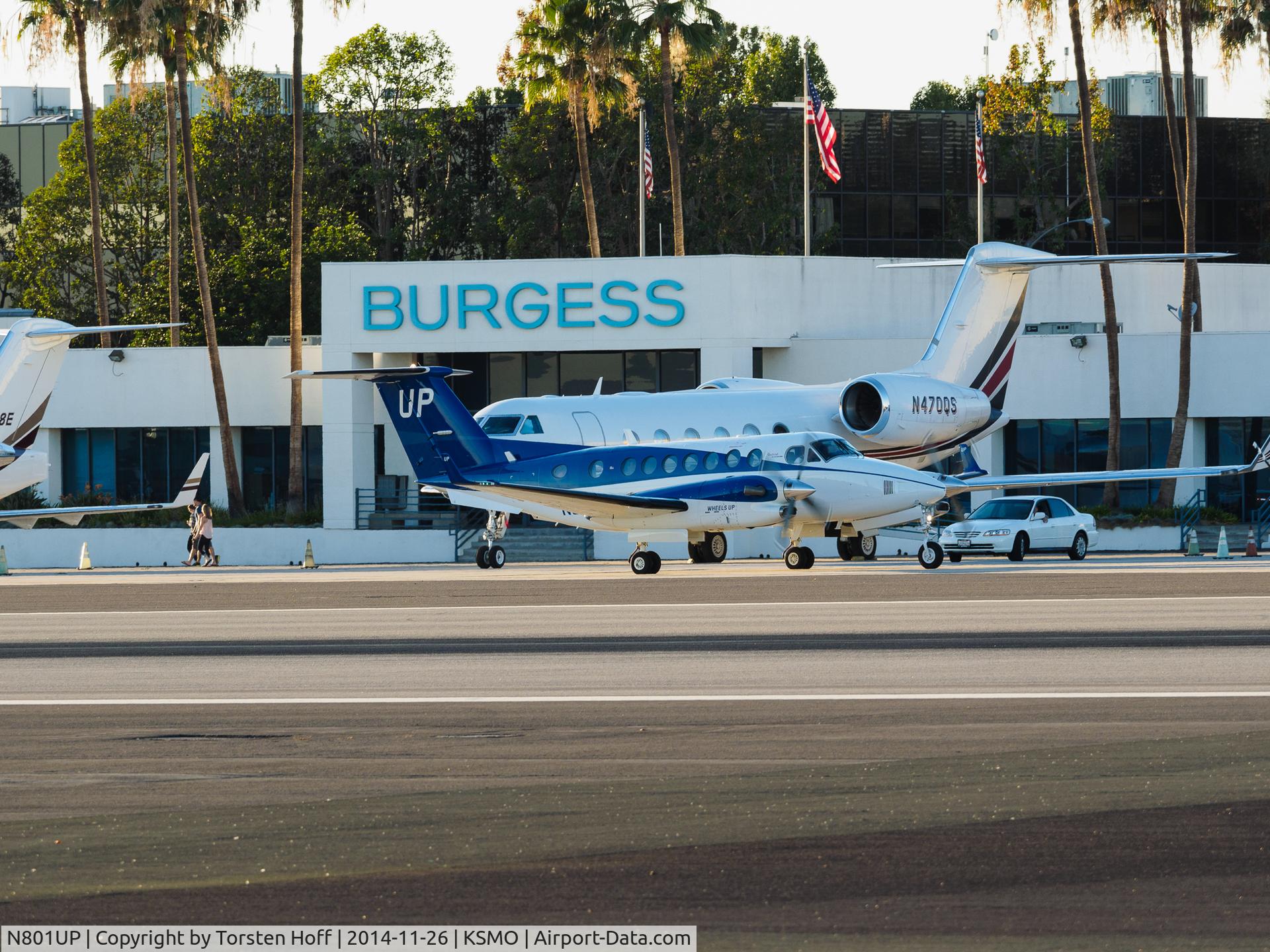 N801UP, 2013 Beech B300 350i King Air C/N FL-884, N801UP taxiing