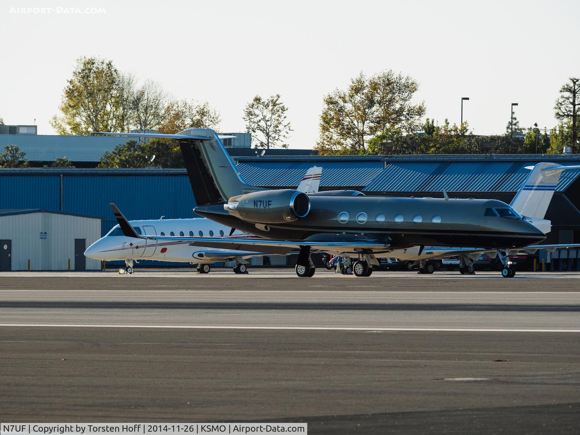 N7UF, 2000 Gulfstream Aerospace G-IV C/N 1422, N7UF taxiing