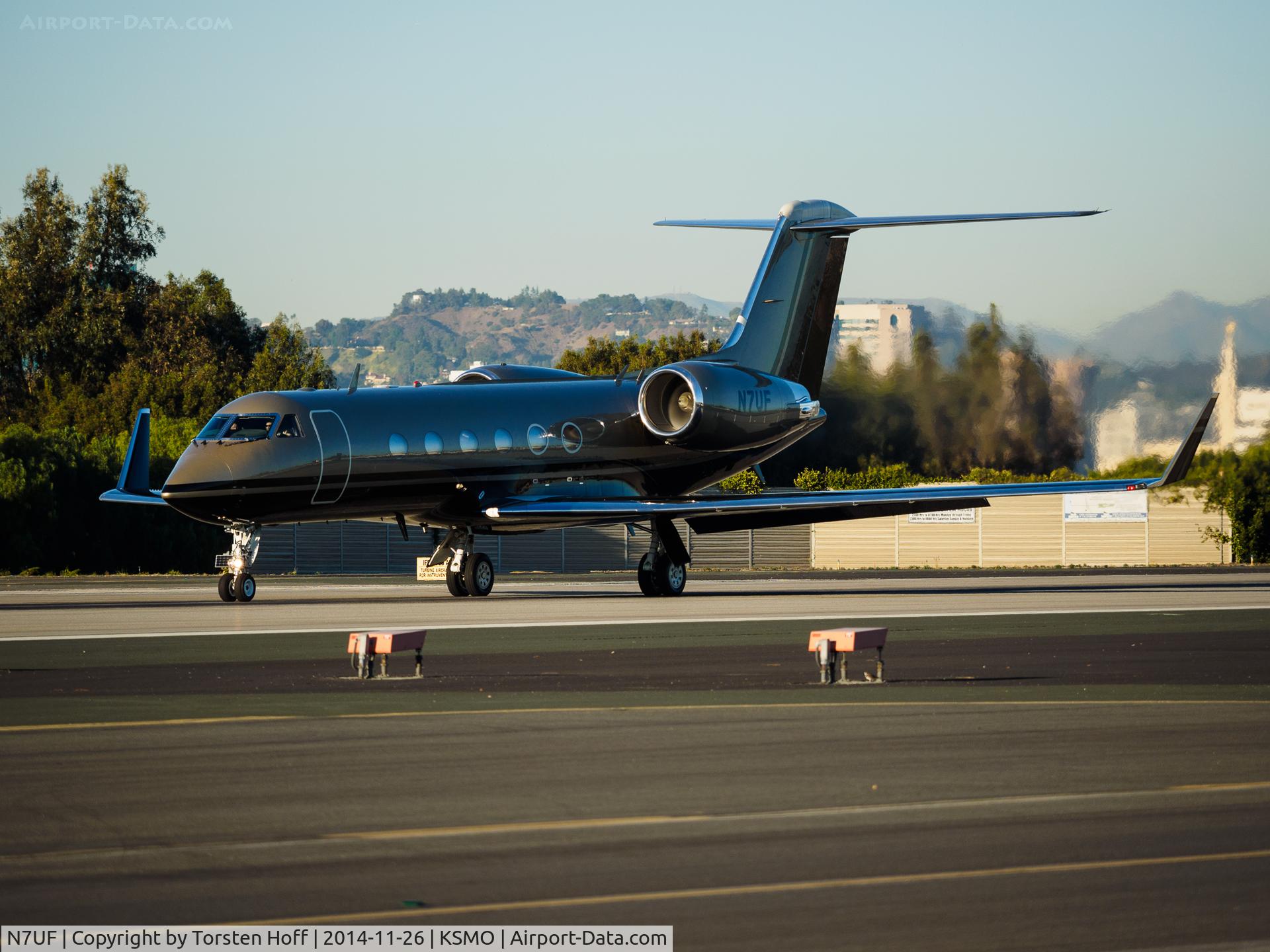 N7UF, 2000 Gulfstream Aerospace G-IV C/N 1422, N7UF departing from RWY 21