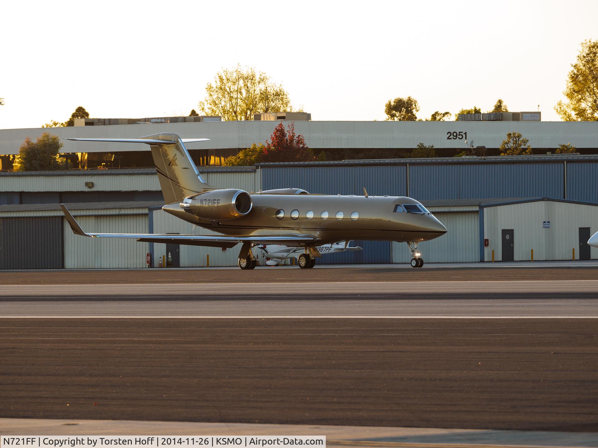 N721FF, 2002 Gulfstream Aerospace G-IV C/N 1484, N721FF taxiing