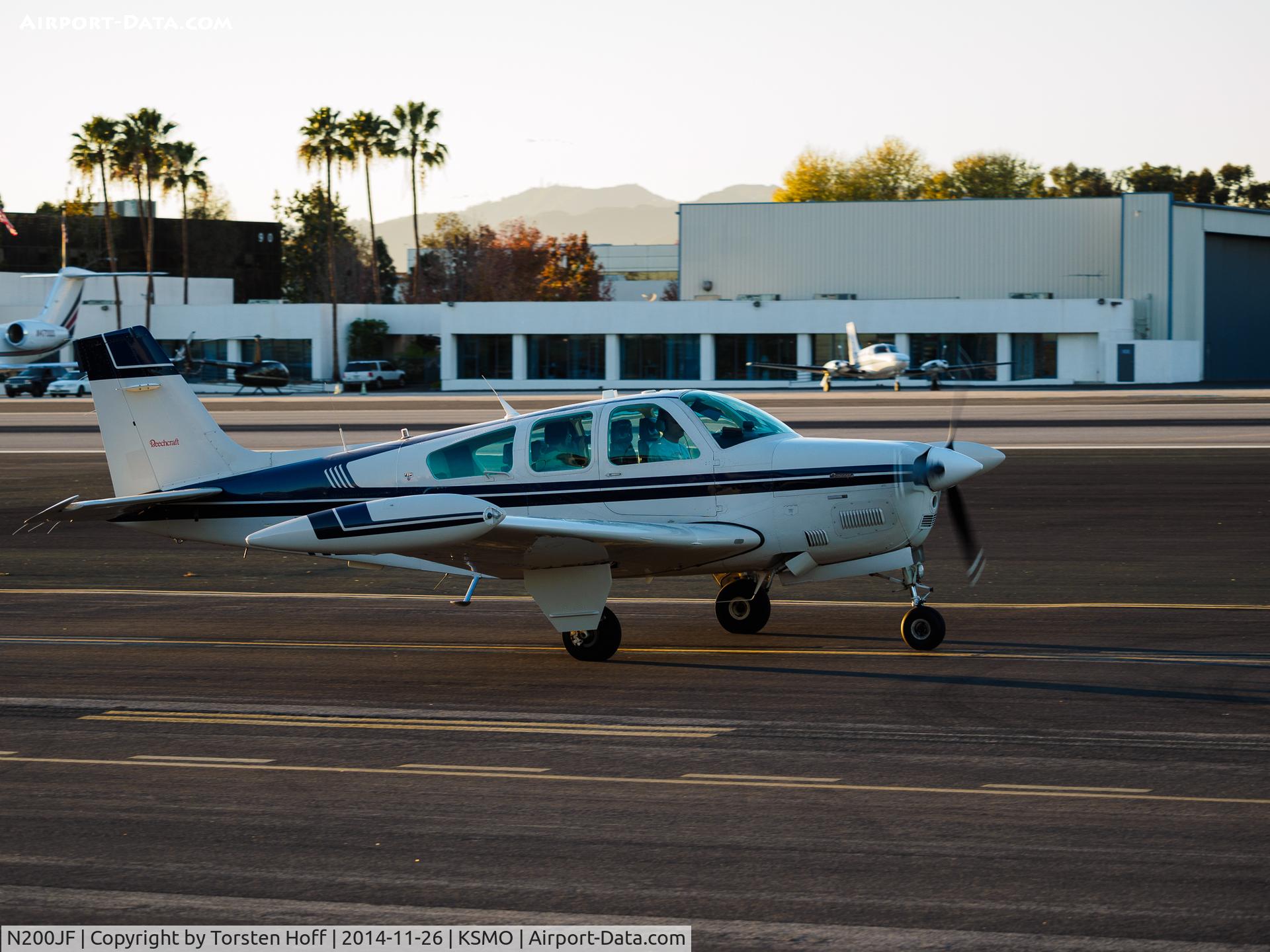 N200JF, 1990 Beech F33A Bonanza C/N CE-1516, N200JF taxiing