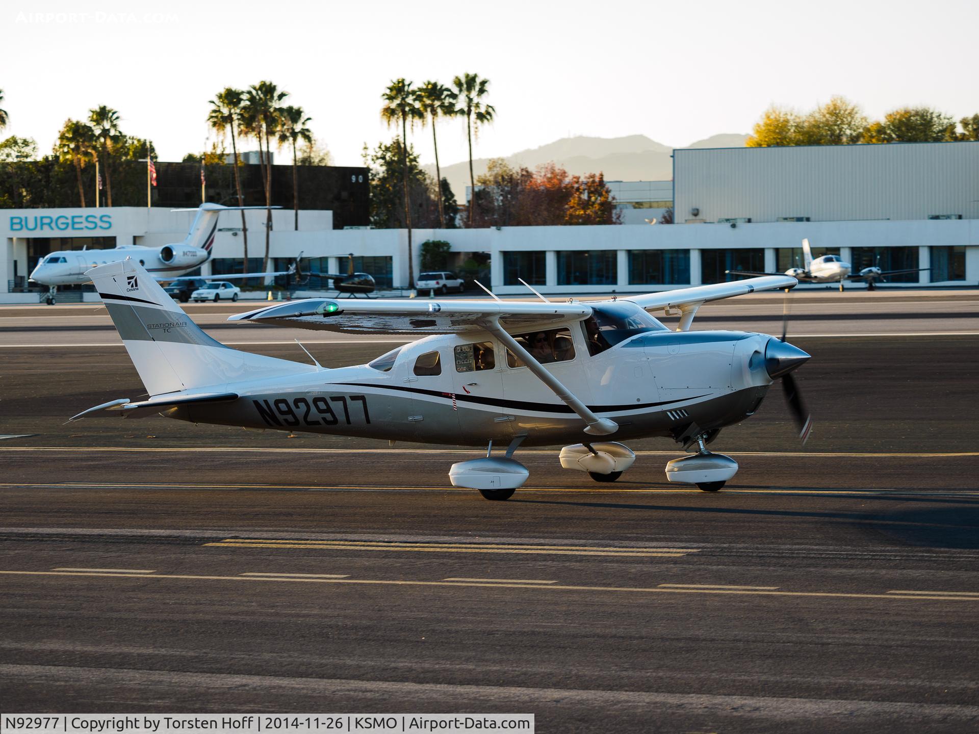 N92977, Cessna T206H Turbo Stationair C/N T20609020, N92977 taxiing