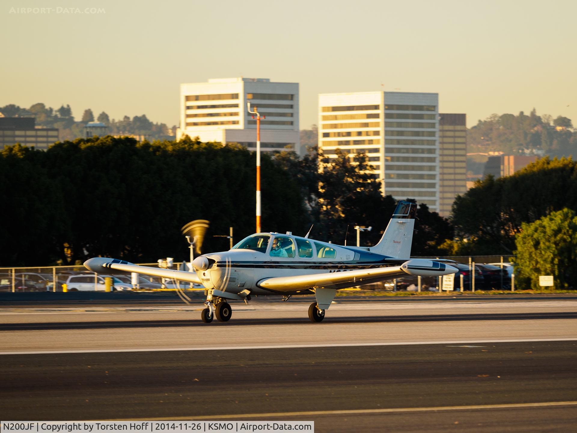N200JF, 1990 Beech F33A Bonanza C/N CE-1516, N200JF departing from RWY 21