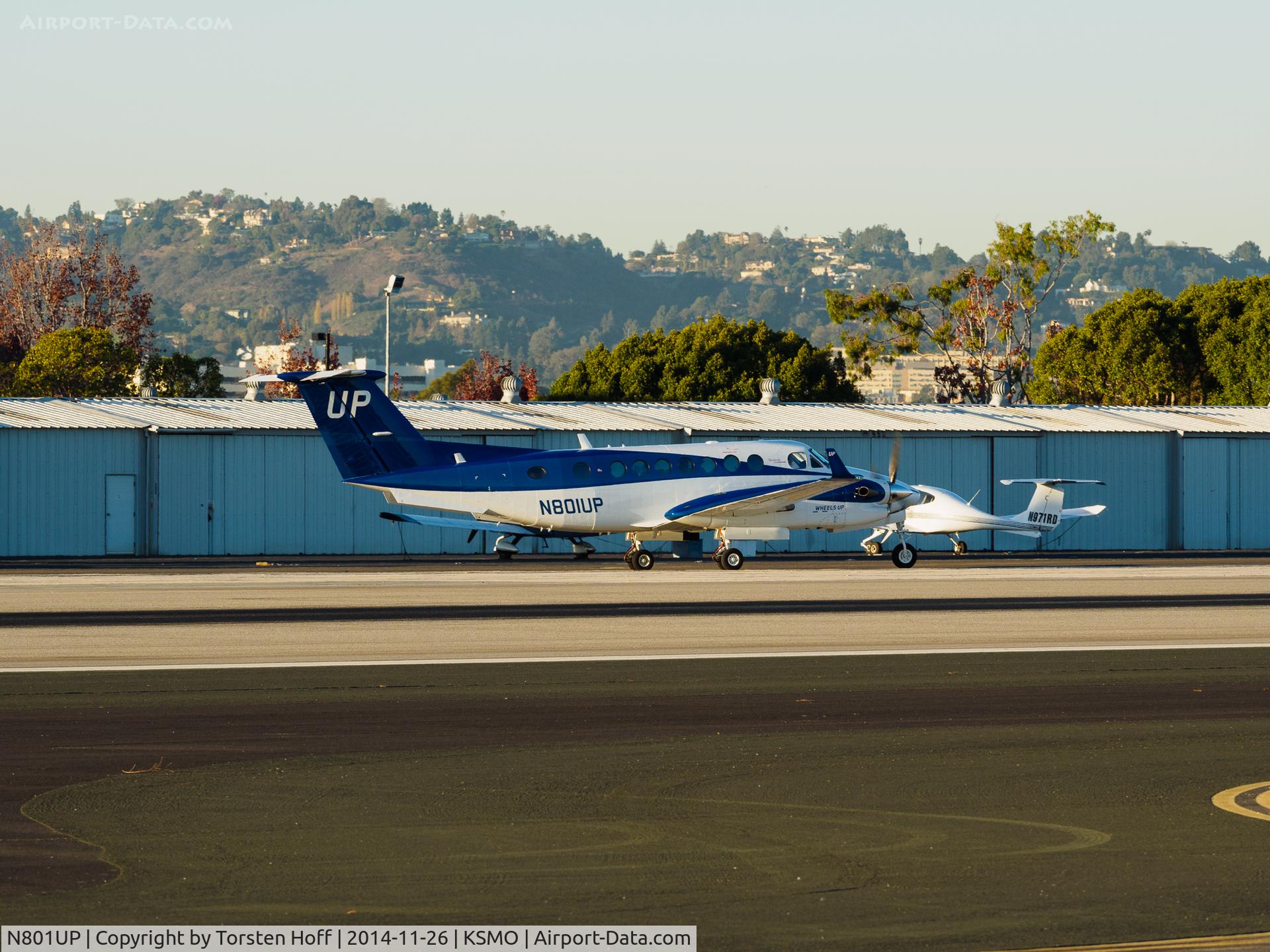 N801UP, 2013 Beech B300 350i King Air C/N FL-884, N801UP taxiing