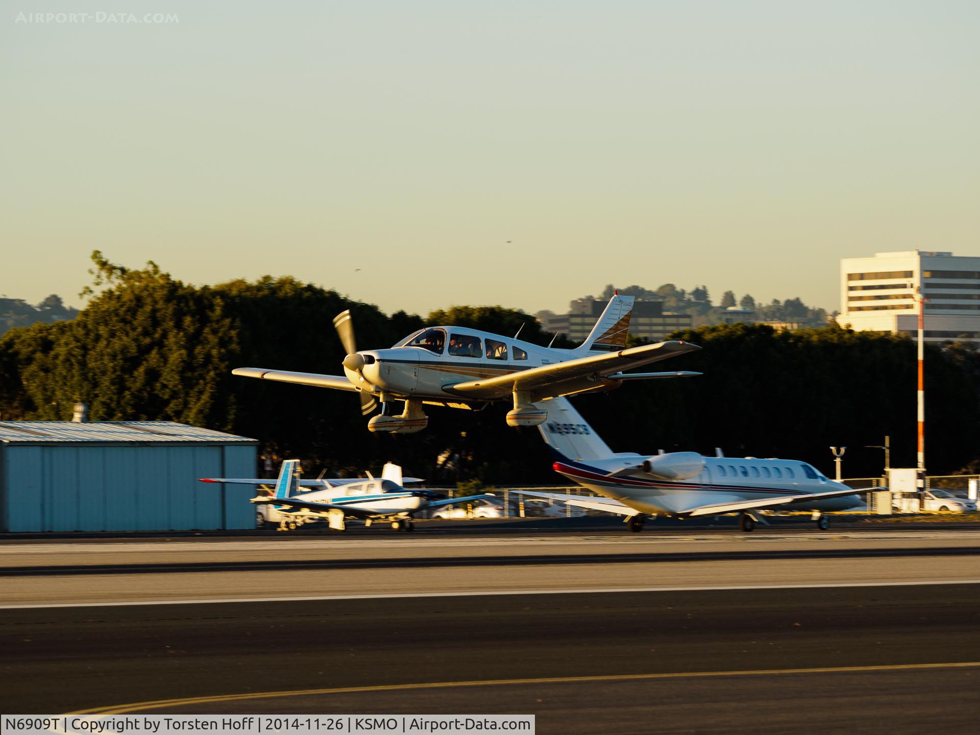 N6909T, Piper PA-28-161 C/N 28-8516049, N6909T arriving on RWY 21