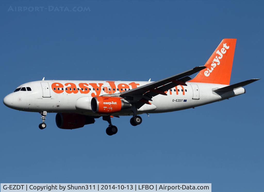 G-EZDT, 2008 Airbus A319-111 C/N 3720, Landing rwy 32L