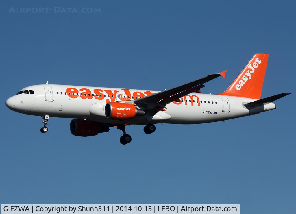 G-EZWA, 2012 Airbus A320-214 C/N 5201, Landing rwy 32L