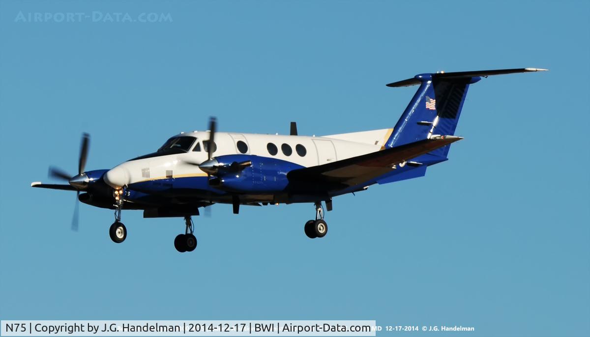 N75, 1988 Beech 300 C/N FF-10, FAA King Air doing approach check on 33L