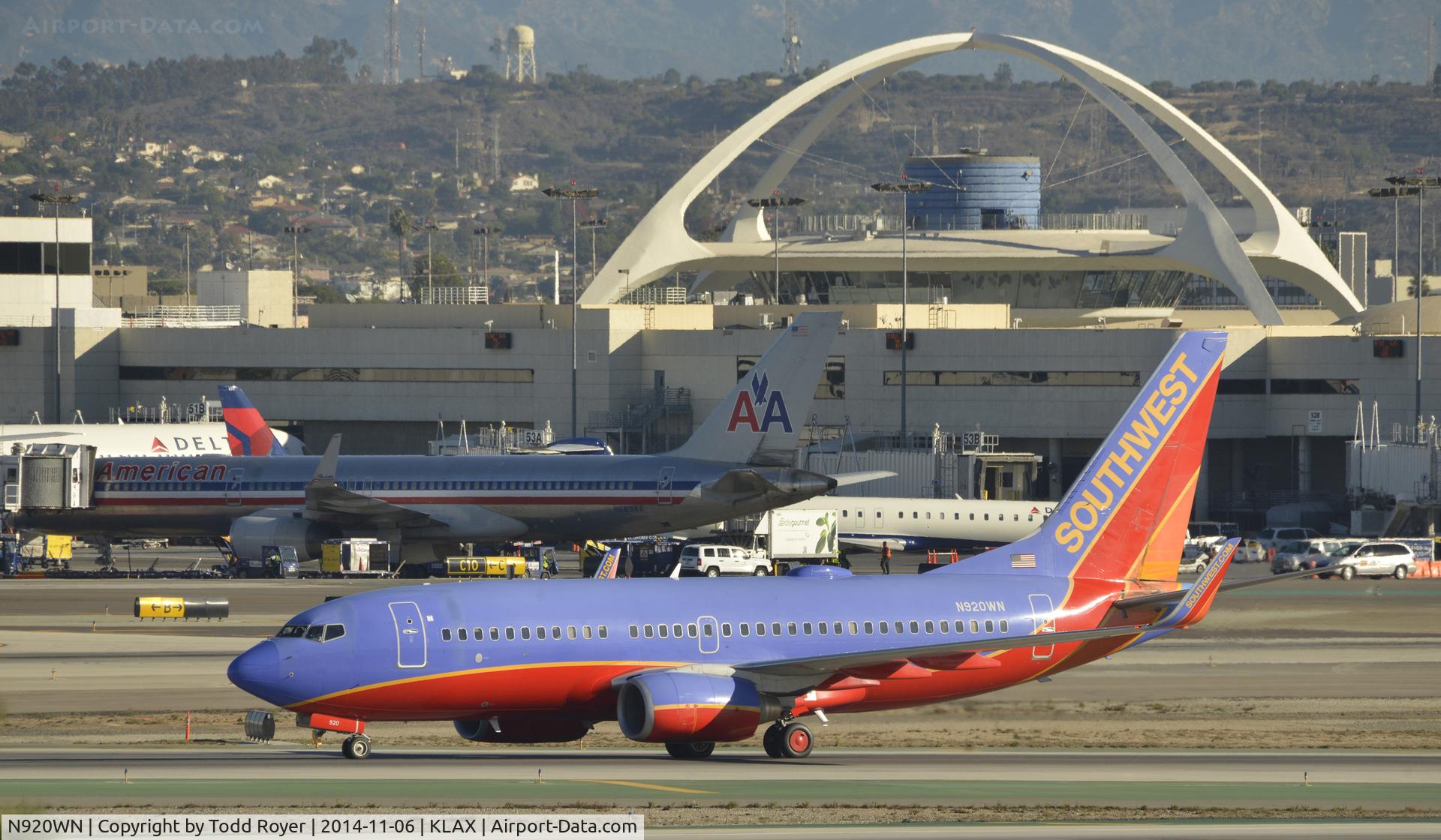 N920WN, 2008 Boeing 737-7H4 C/N 32460, Taxing to gate at LAX