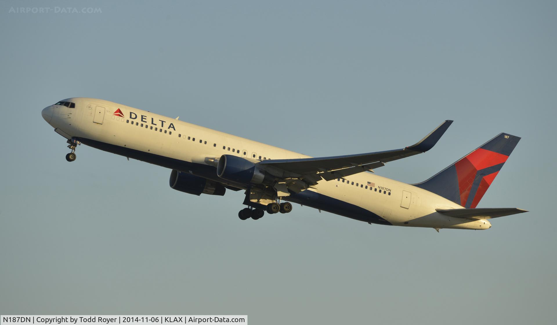 N187DN, 1996 Boeing 767-332/ER C/N 27582, Departing LAX on 25R