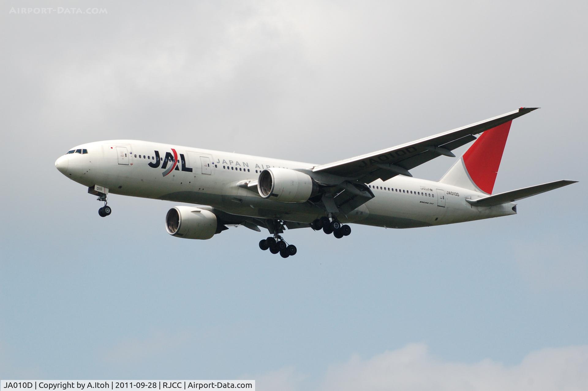 JA010D, 1998 Boeing 777-289 C/N 27642, App Rwy 19L