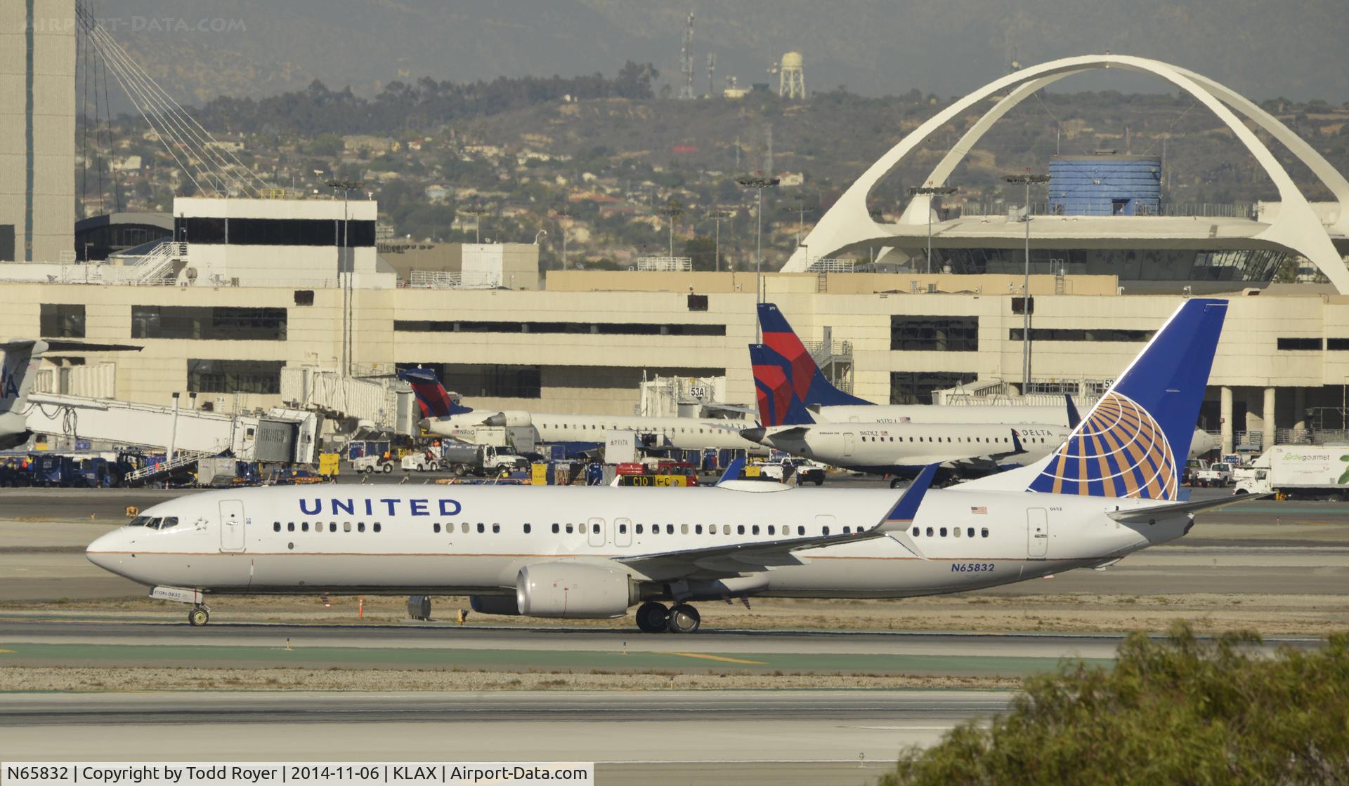 N65832, 2014 Boeing 737-924/ER C/N 44563, Taxiing to gate at LAX