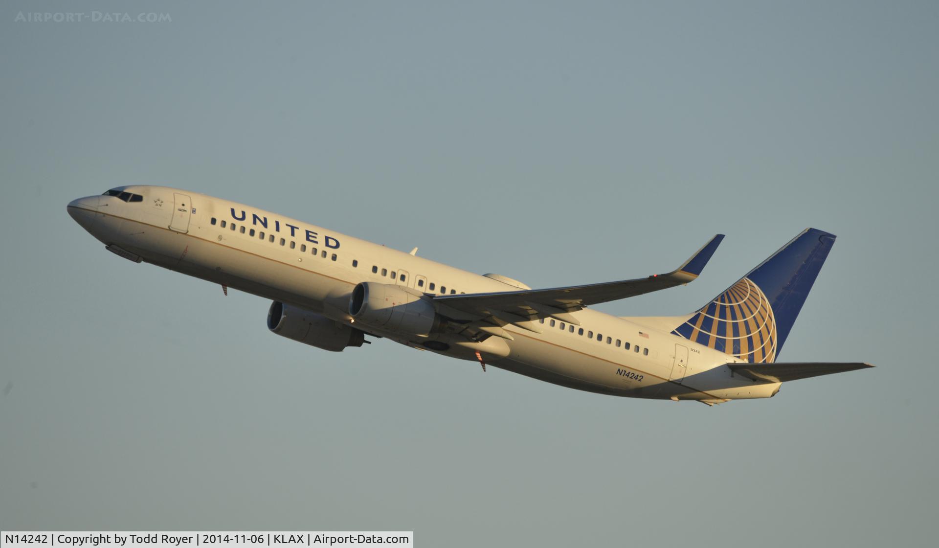 N14242, 1999 Boeing 737-824 C/N 28805, Departing LAX on 25R