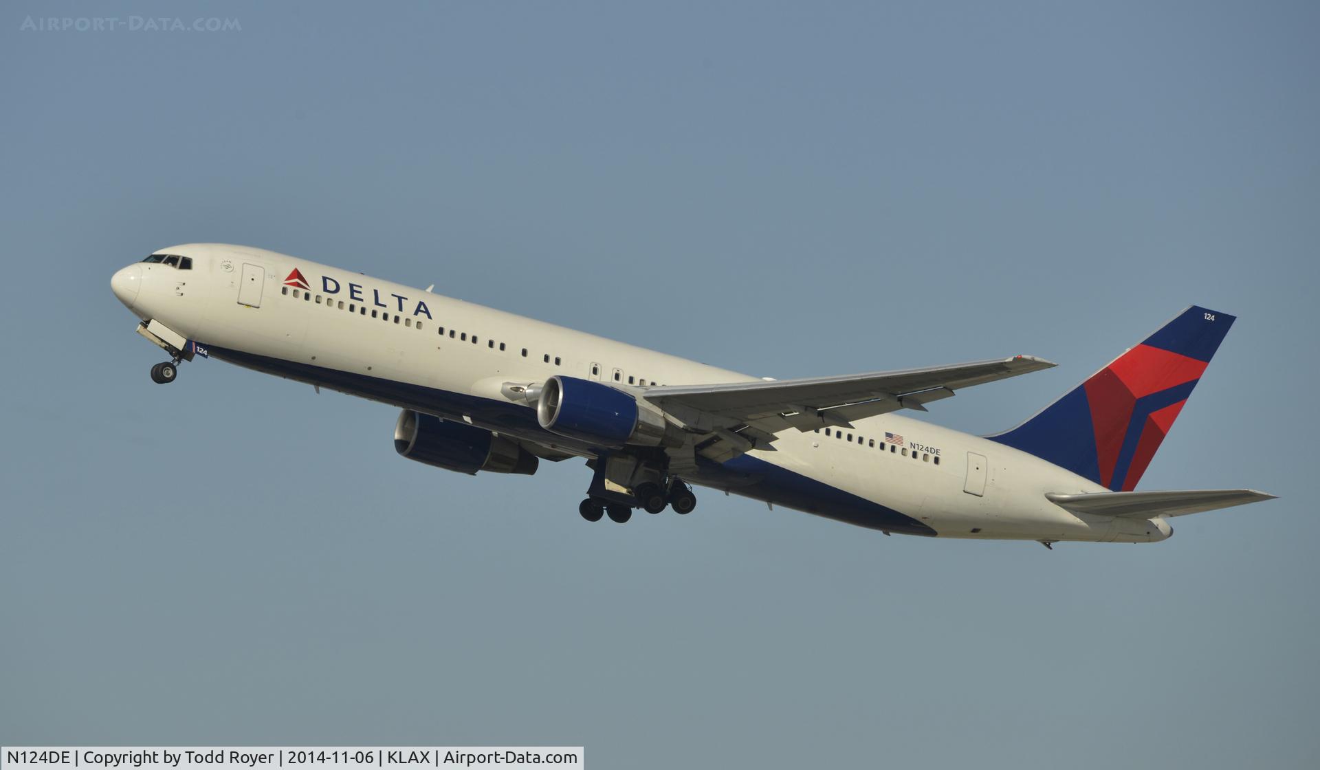 N124DE, 1987 Boeing 767-332 C/N 23438, Departing LAX on 25R