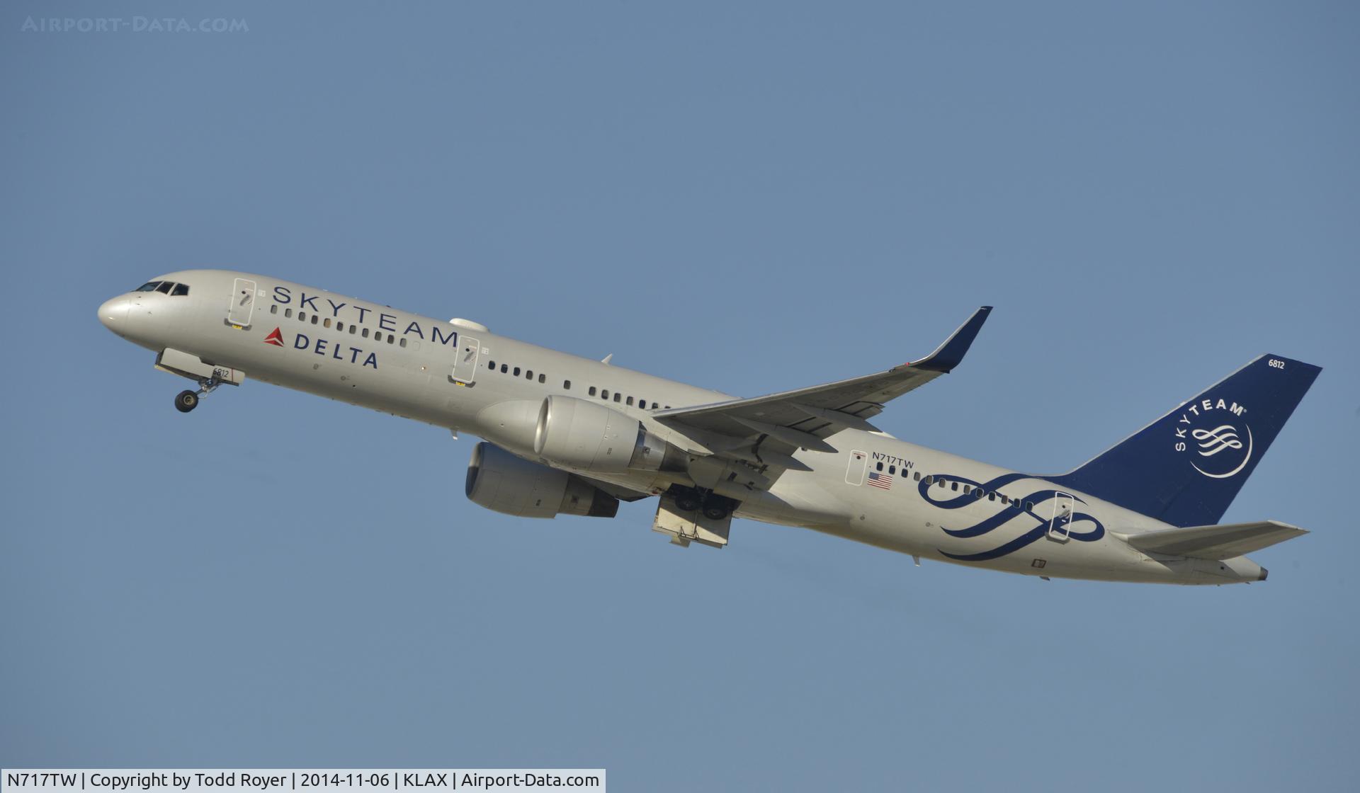 N717TW, 1999 Boeing 757-231 C/N 28485, Departing LAX on 25R