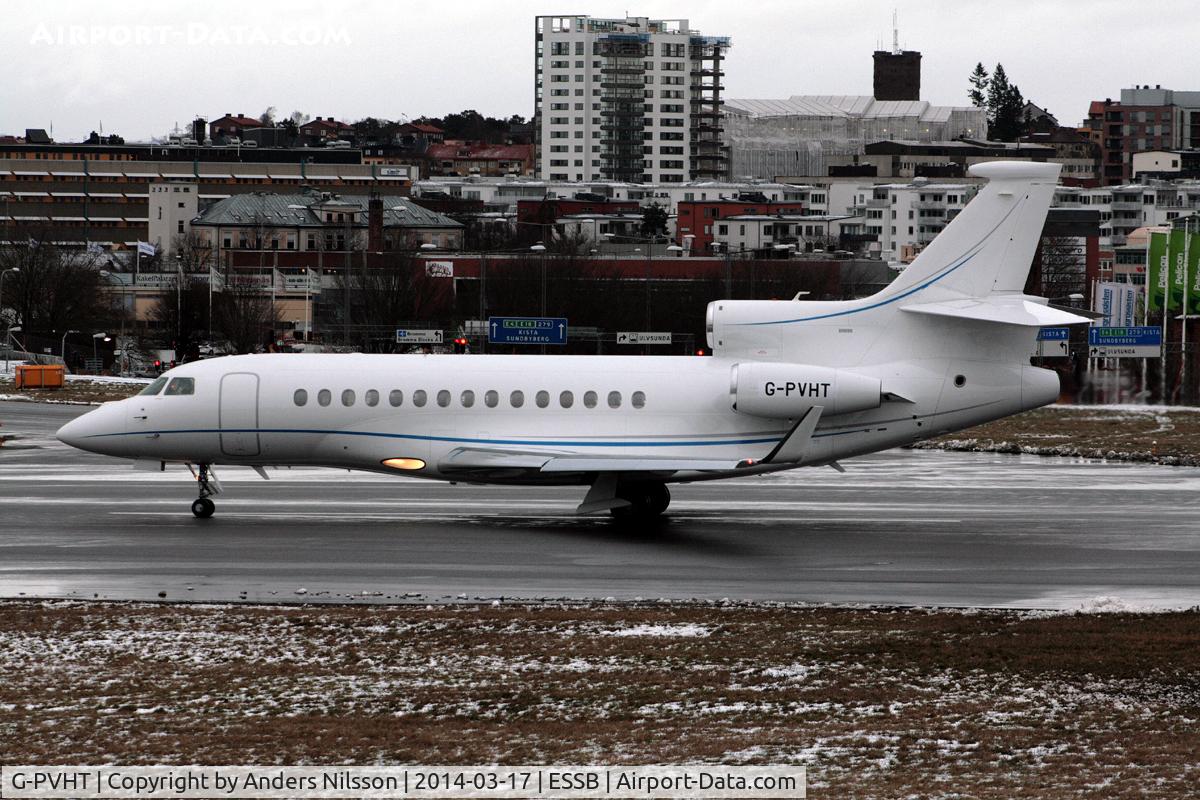 G-PVHT, 2009 Dassault Falcon 7X C/N 59, Lining up runway 30. Reregistered SE-DJK.