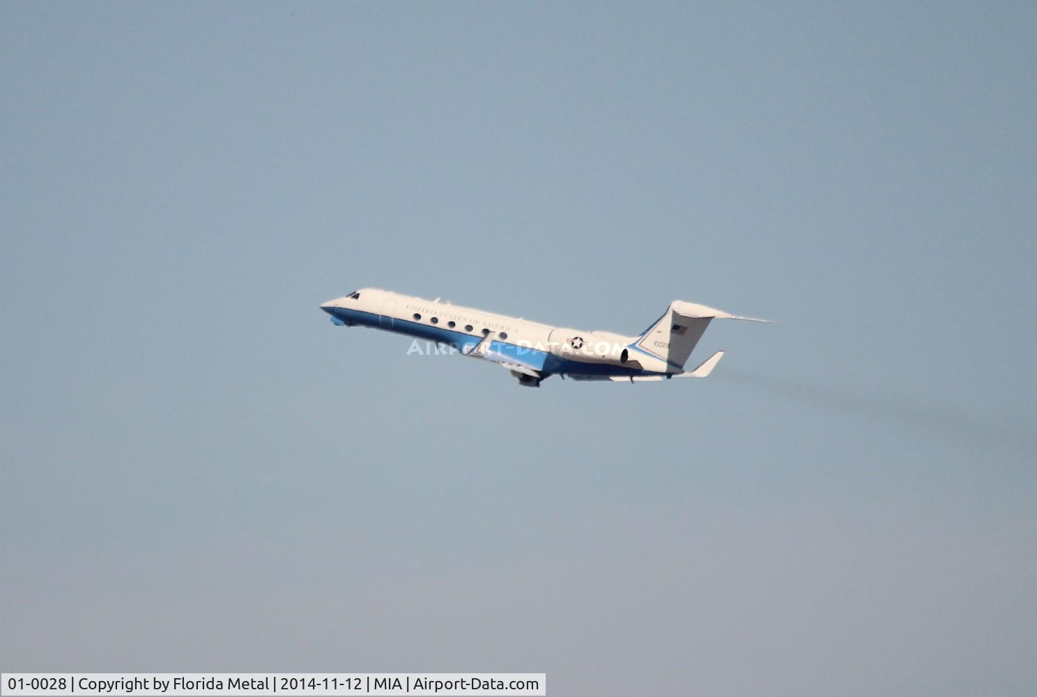 01-0028, 2001 Gulfstream Aerospace VC-37A (Gulfstream V) C/N 620, C-37A departing Miami on the opposite side of the airport