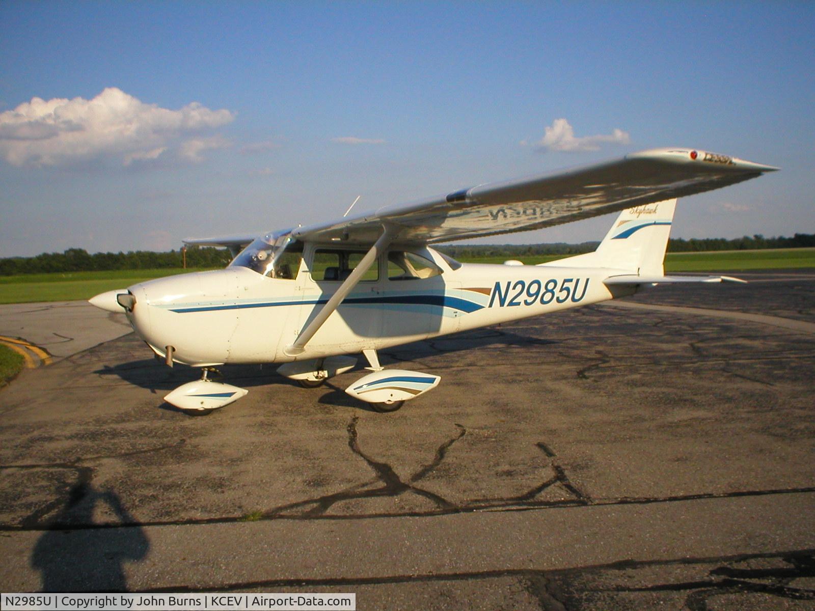 N2985U, 1963 Cessna 172E C/N 17250585, White with two blue stripes and one gold stripe. Tail number is in blue.
