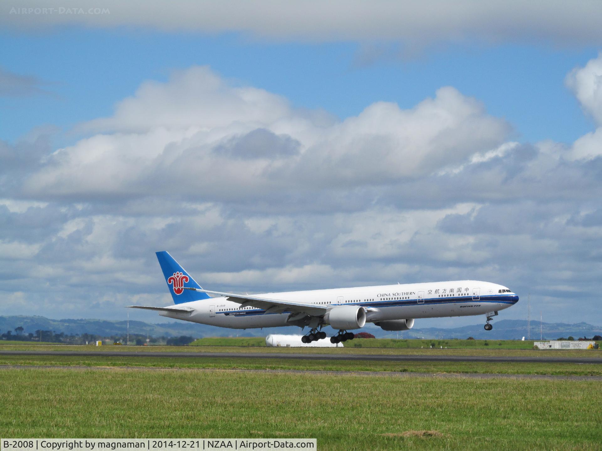 B-2008, 2014 Boeing 777-31B/ER C/N 43222, Touchdown at AKL