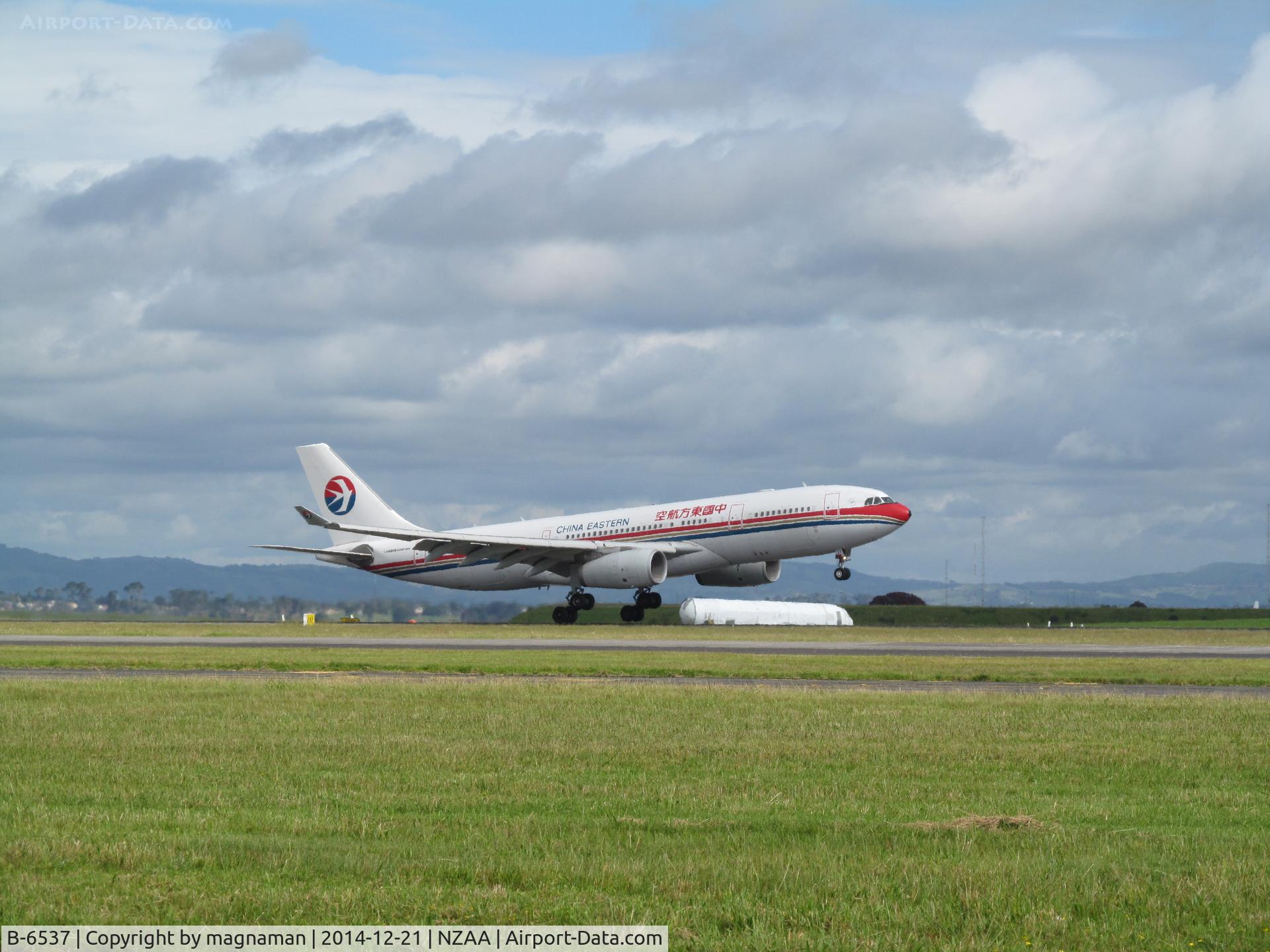 B-6537, 2011 Airbus A330-243 C/N 1262, Touchdown at AKL