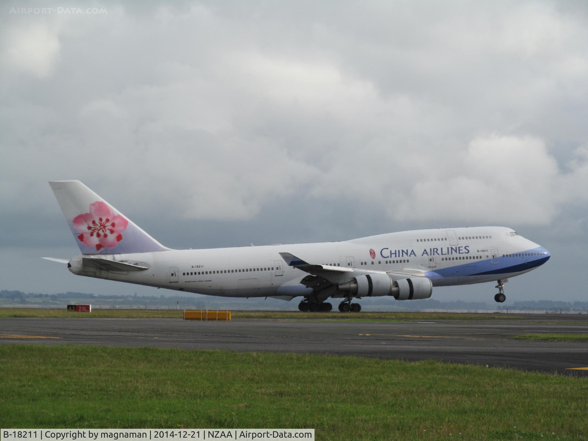 B-18211, 2004 Boeing 747-409 C/N 33735, Touchdown at AKL