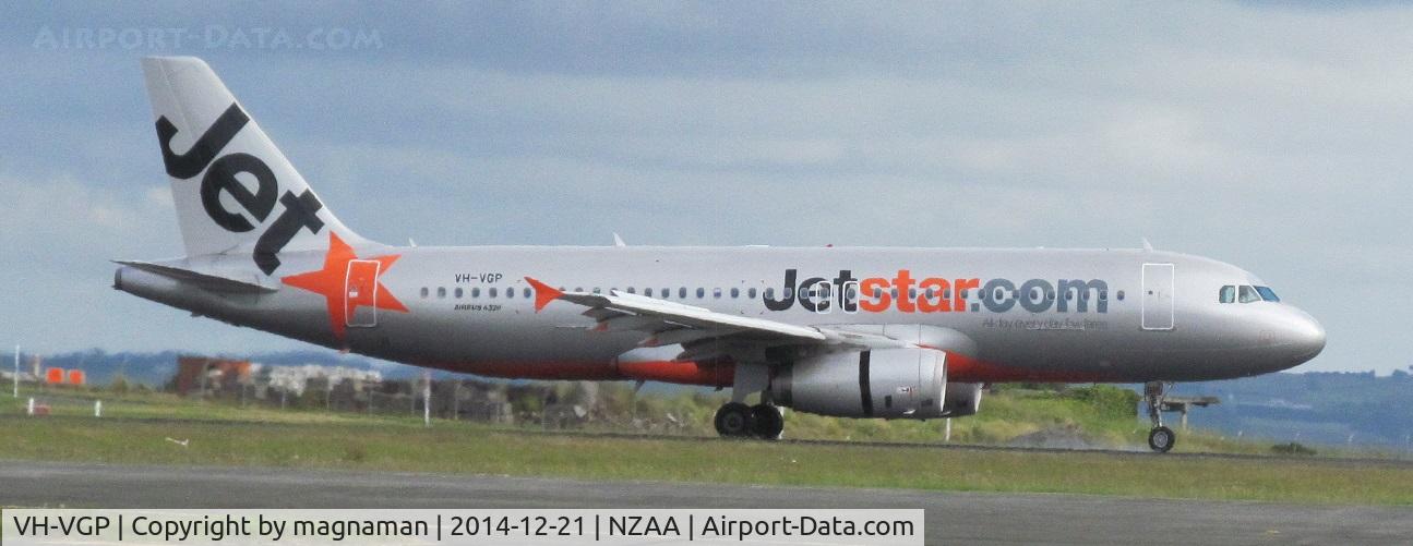 VH-VGP, 2010 Airbus A320-232 C/N 4343, tyre smoking on touchdown