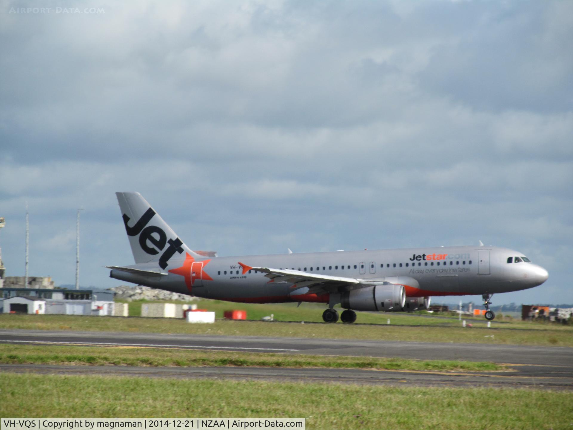 VH-VQS, 2005 Airbus A320-232 C/N 2515, landing at NZAA
