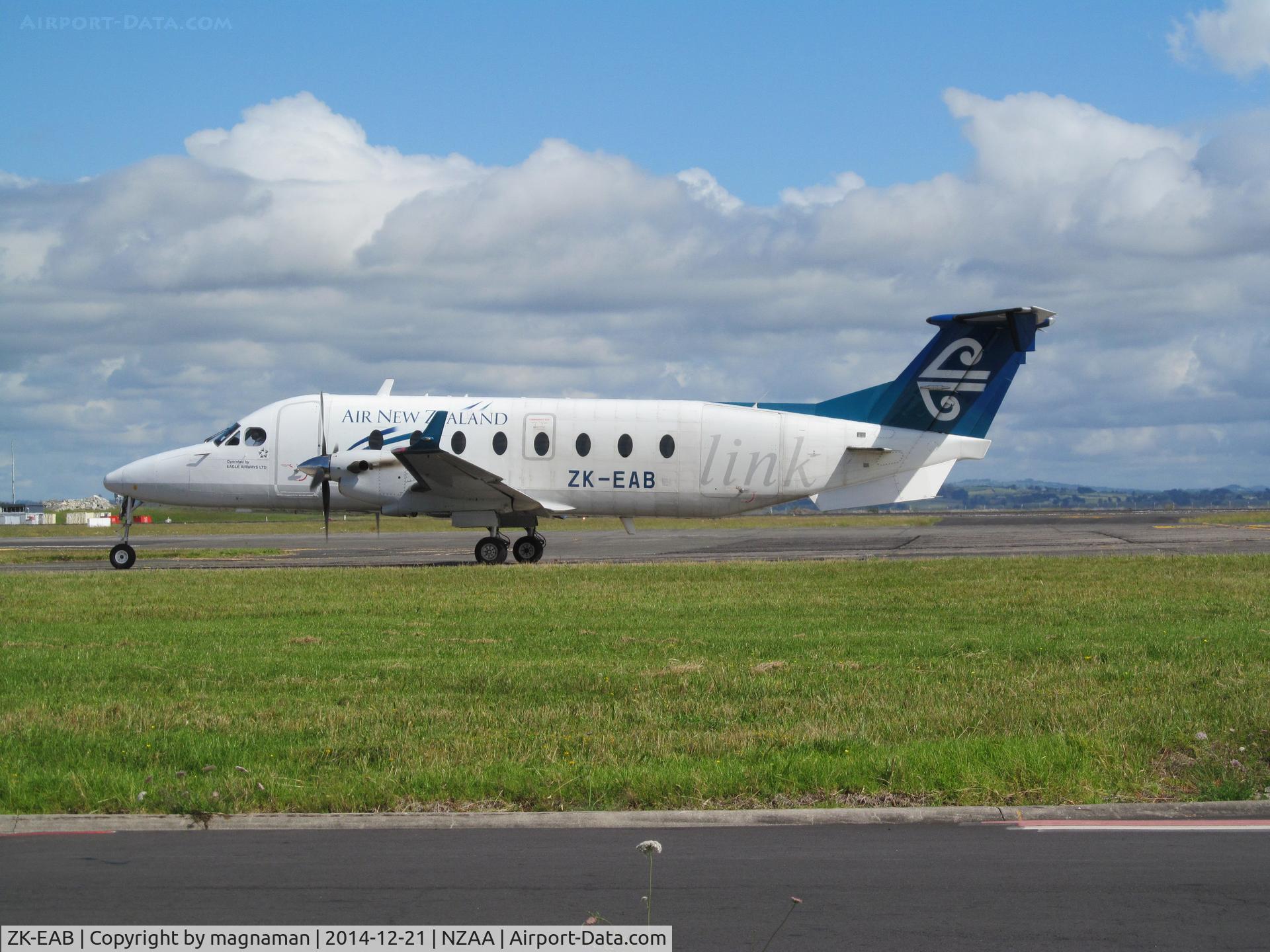 ZK-EAB, 2001 Raytheon 1900D C/N UE-425, taxying for departure