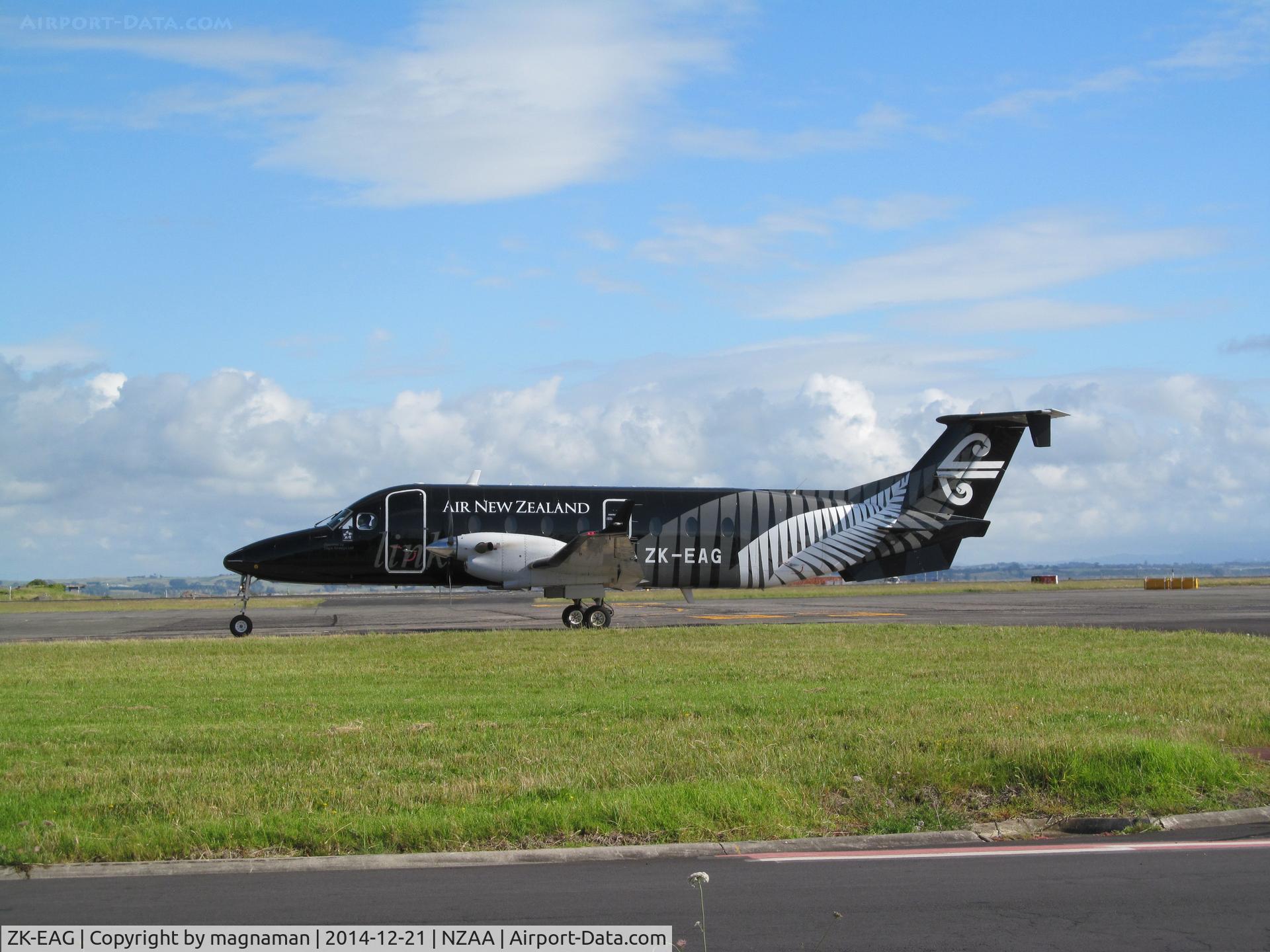 ZK-EAG, 2002 Raytheon Aircraft Company 1900D C/N UE-430, Taxy for departure - nice c/s