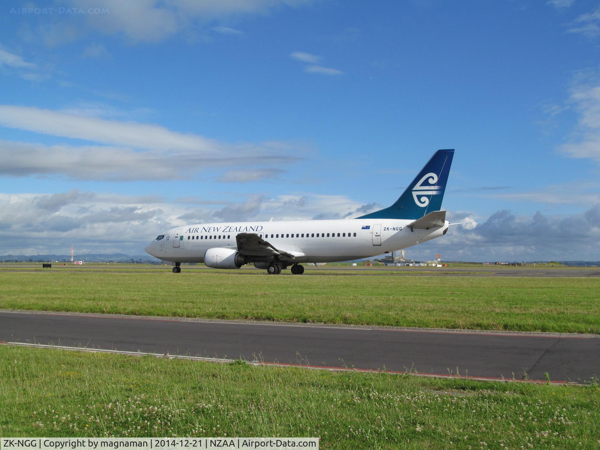 ZK-NGG, 1999 Boeing 737-319 C/N 25606, taxying out for departure
