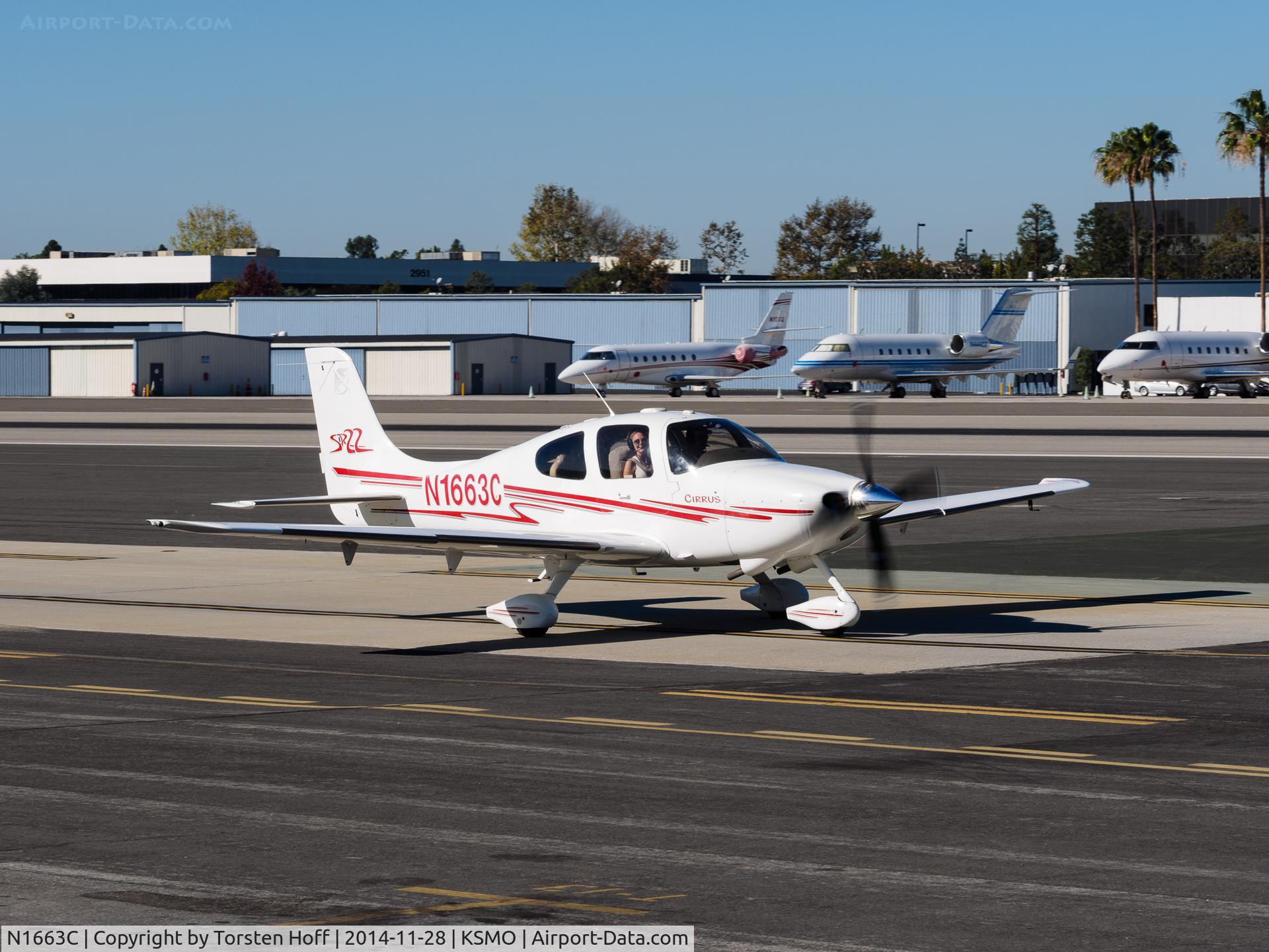 N1663C, 2003 Cirrus SR22 C/N 0585, N1663C taxiing