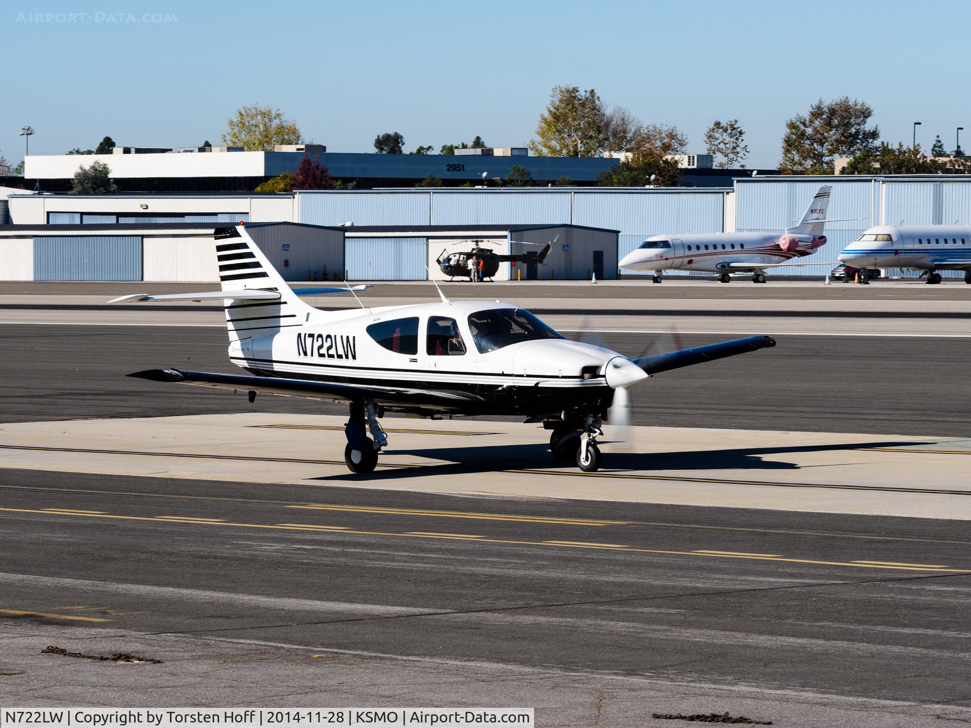N722LW, 1976 Rockwell International 114 Commander C/N 14062, N722LW taxiing