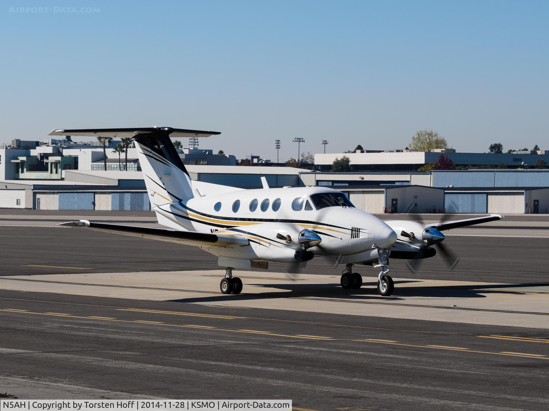N5AH, 1980 Beech F90 King Air C/N LA-53, N5AH taxiing