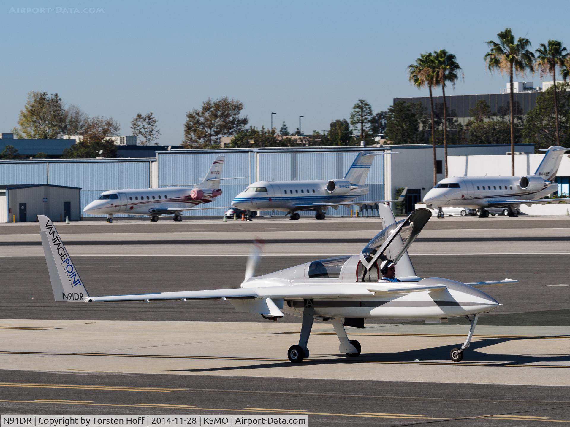 N91DR, 2003 Berkut 360 C/N 001, N91DR taxiing