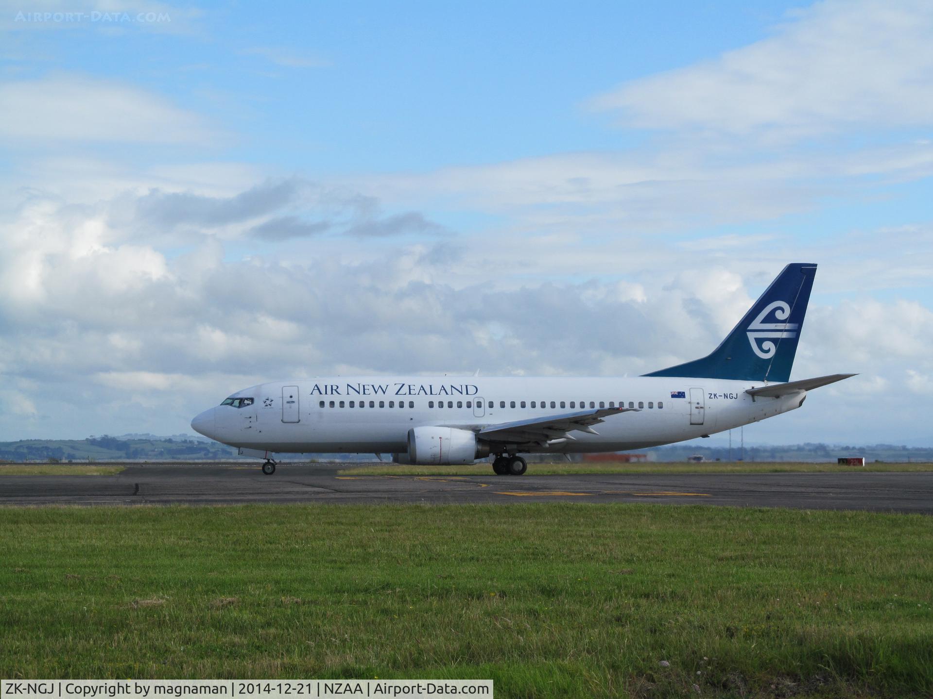 ZK-NGJ, 1999 Boeing 737-319 C/N 25609, taxying for departure