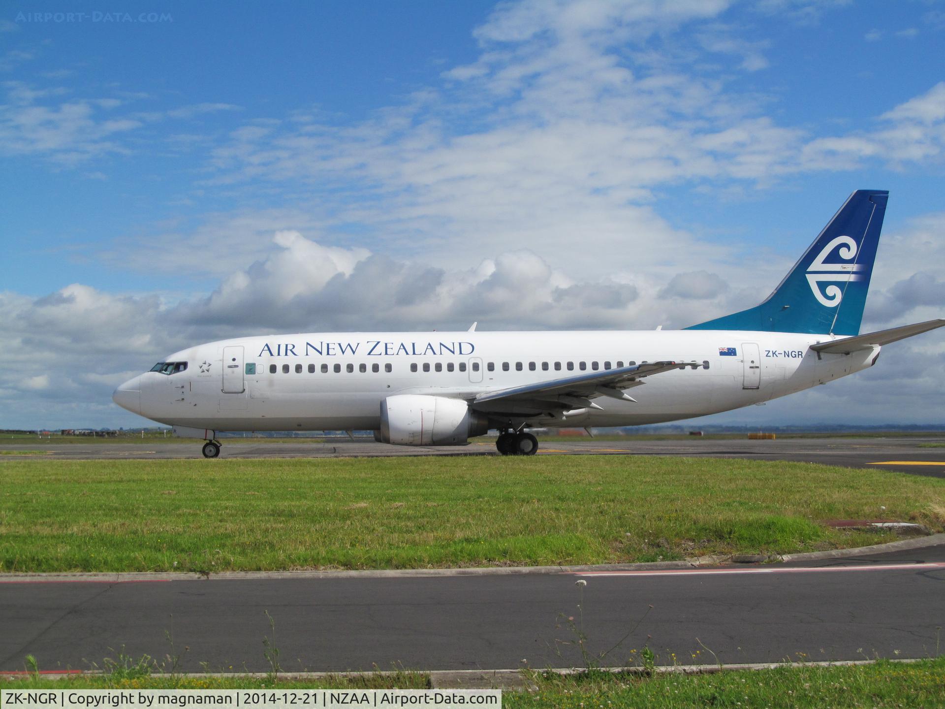 ZK-NGR, 1998 Boeing 737-33A C/N 27460, taxying for departure
