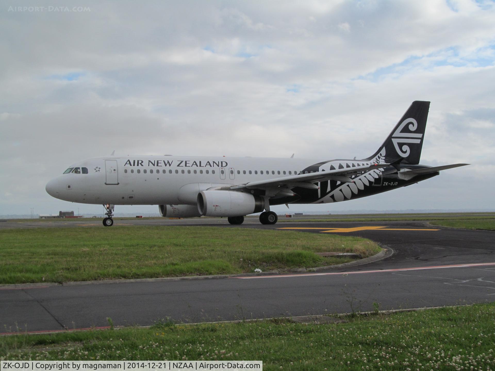 ZK-OJD, 2003 Airbus A320-232 C/N 2130, taxying for take off