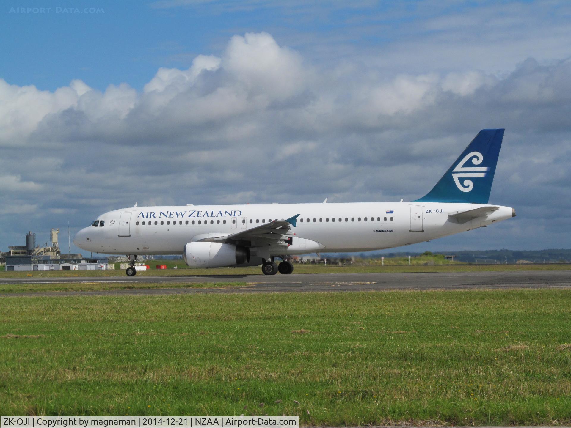 ZK-OJI, 2004 Airbus A320-232 C/N 2297, taxying for departure - still in old c/s