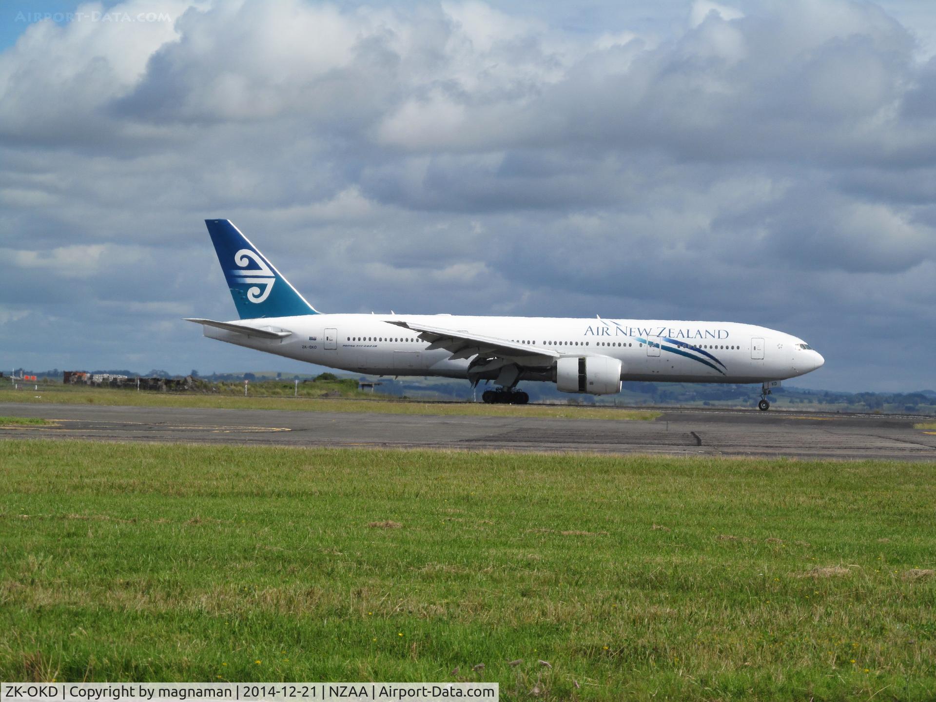 ZK-OKD, 2006 Boeing 777-219/ER C/N 29401, landing at akl