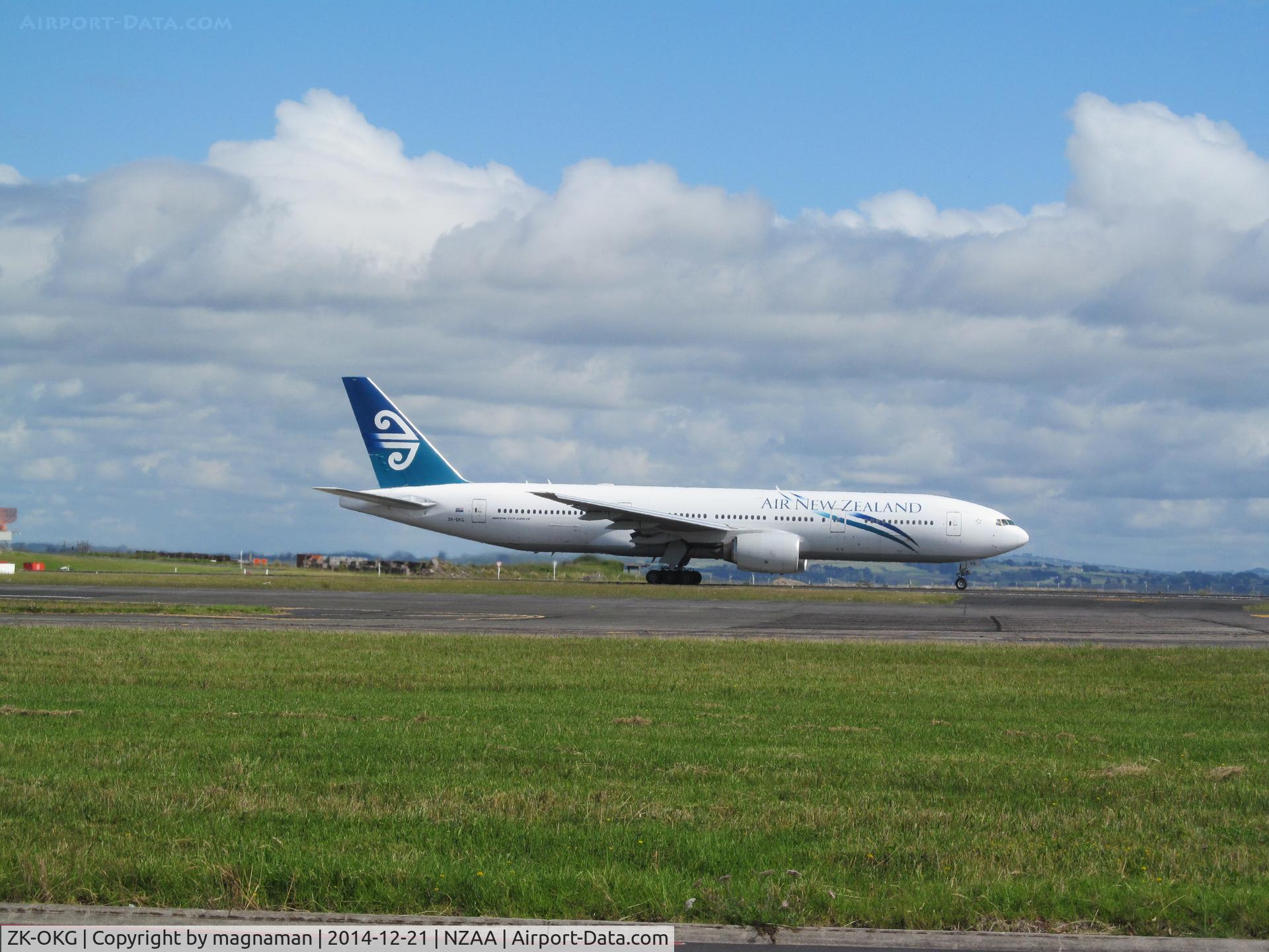 ZK-OKG, 2006 Boeing 777-219 C/N 29403, landing at akl