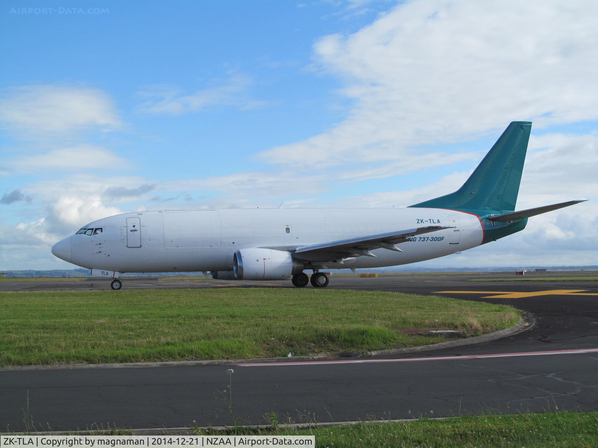 ZK-TLA, 1987 Boeing 737-3B7F C/N 23383, actually moving for once!!!