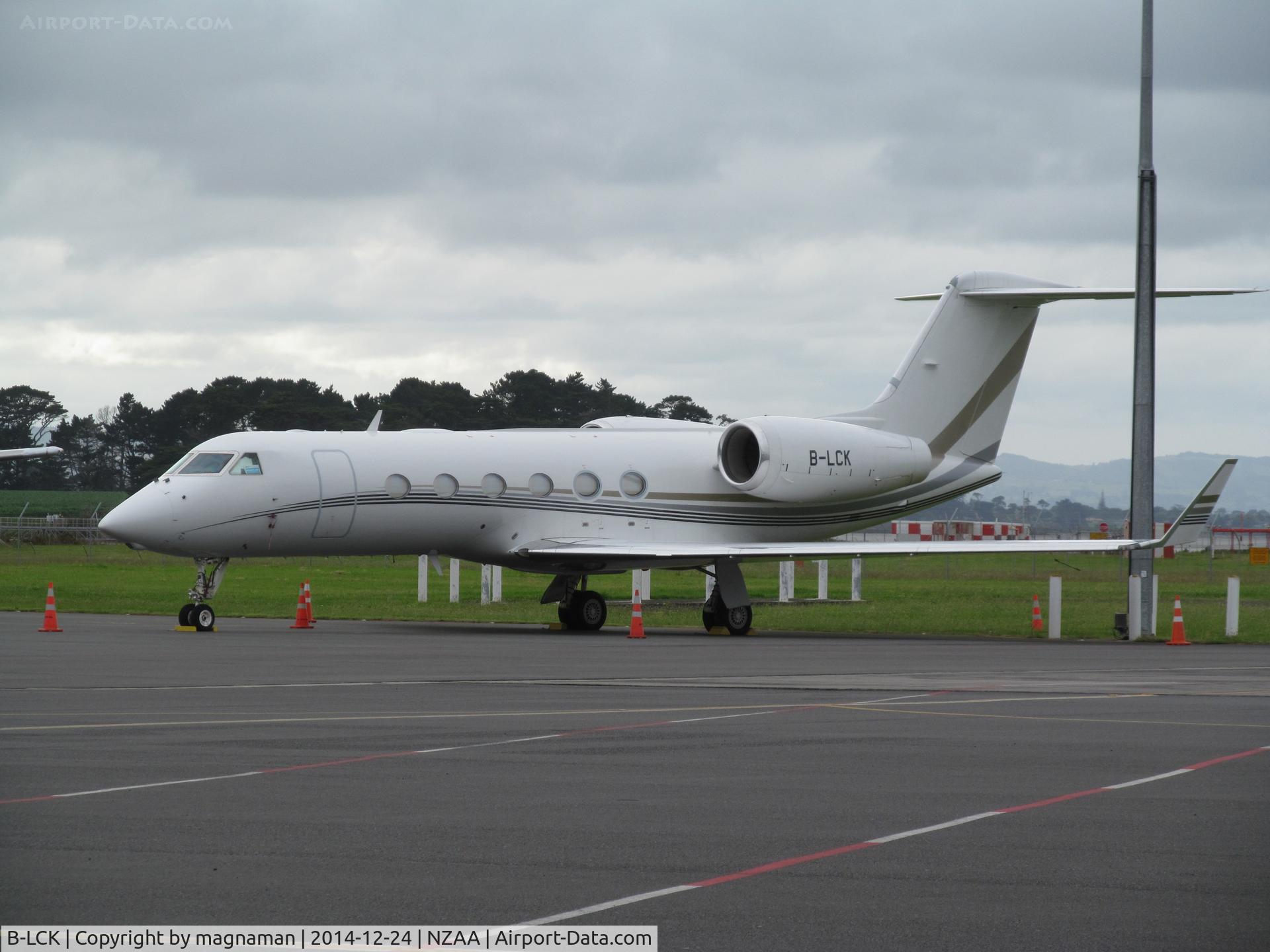 B-LCK, 2009 Gulfstream Aerospace GIV-X (G450) C/N 4182, one of EIGHT biz jets on ground when I visited this morning - happy Christmas!!