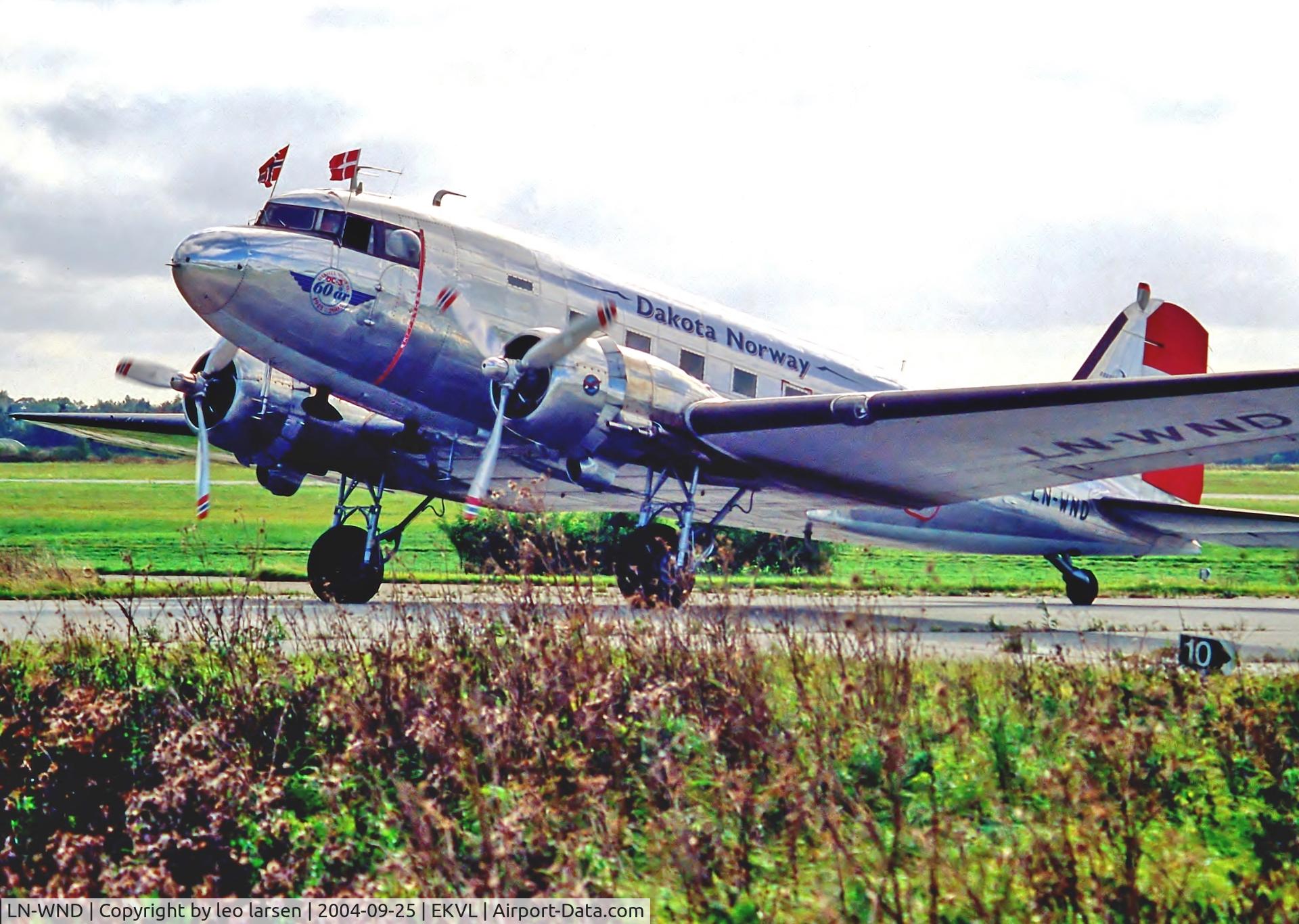 LN-WND, 1943 Douglas C-53D-DO Skytrooper (DC-3A) C/N 11750, Værløse Air Force Base 25.9.04