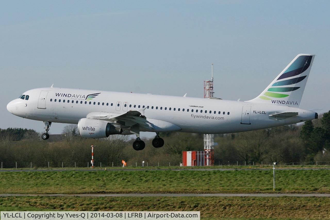 YL-LCL, 1995 Airbus A320-214 C/N 533, Airbus A320-214, On final rwy 25L, Brest-Bretagne airport (LFRB-BES)