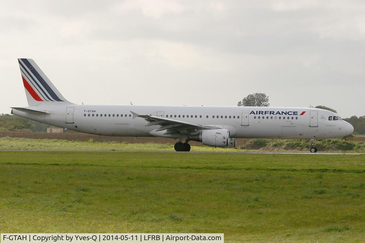 F-GTAH, 1999 Airbus A321-211 C/N 1133, Airbus A321-211, Taxiing to holding point rwy 25L, Brest-Bretagne airport (LFRB-BES)