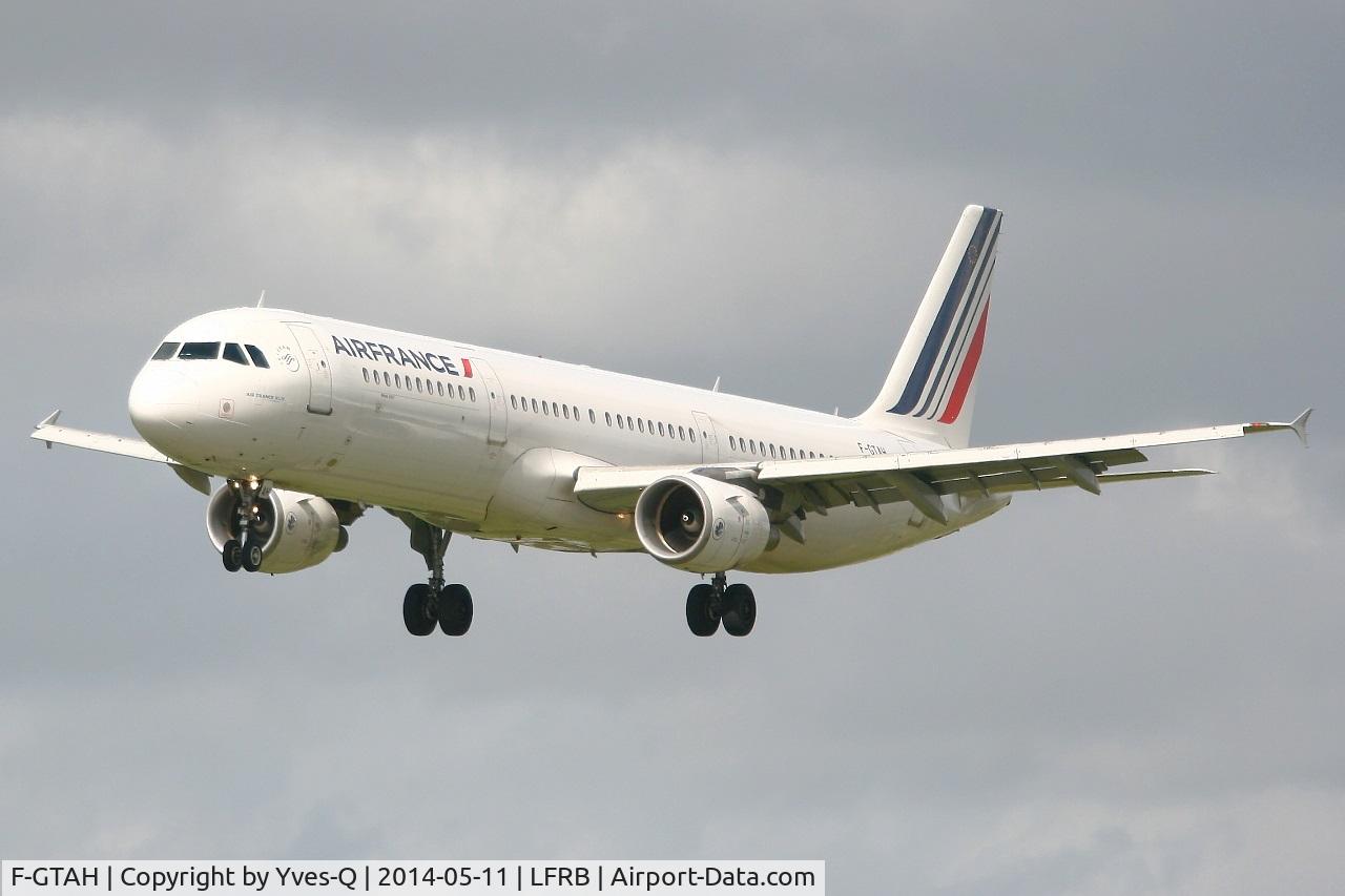 F-GTAH, 1999 Airbus A321-211 C/N 1133, Airbus A321-211, Short approach rwy 25L, Brest-Bretagne airport (LFRB-BES)