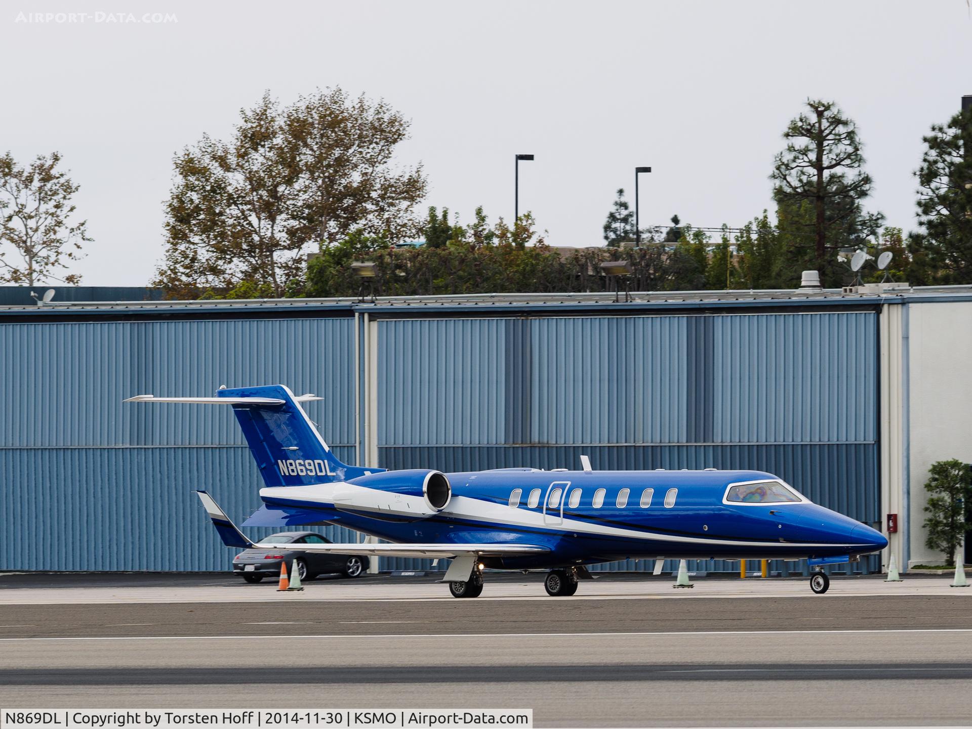 N869DL, 2000 Learjet Inc 45 C/N 113, N869DL taxiing